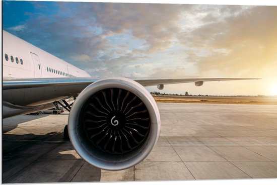 Dibond - Motor van Wit Vliegtuig op Vliegveld - 90x60 cm Foto op Aluminium (Wanddecoratie van metaal)