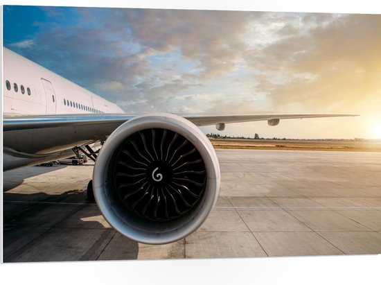 PVC Schuimplaat - Motor van Wit Vliegtuig op Vliegveld - 105x70 cm Foto op PVC Schuimplaat (Met Ophangsysteem)