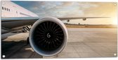 Tuinposter – Motor van Wit Vliegtuig op Vliegveld - 100x50 cm Foto op Tuinposter (wanddecoratie voor buiten en binnen)