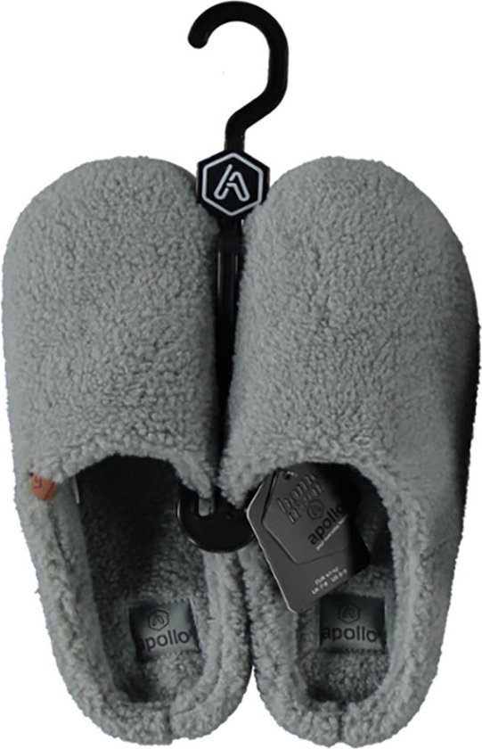 Een paar grijze teddy pantoffels met een witte zool, hangend aan een zwarte hanger.