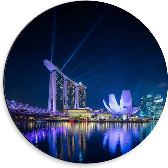 Dibond Muurcirkel - Gebouwen in de Avond in Singapore - 30x30 cm Foto op Aluminium Muurcirkel (met ophangsysteem)