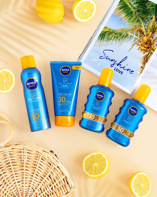 Drie NIVEA SUN producten: blauwe spray SPF 50, blauwe tube SPF 30 en twee blauwe sprays SPF 30 & 50.