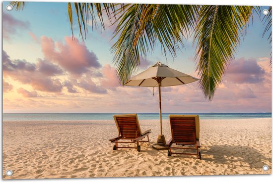 Tuinposter – Twee Ligbedden op het Strand met Palmboom - 90x60 cm Foto op Tuinposter (wanddecoratie voor buiten en binnen)