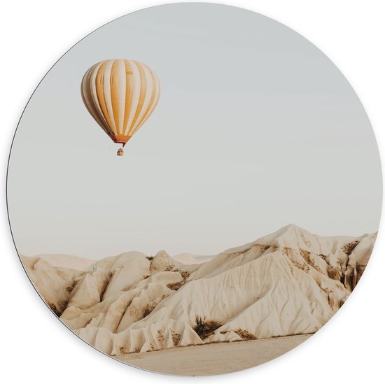 Dibond Muurcirkel - Oranje met Wit Gestreepte Luchtballon Vliegend boven Beige Rotsen - 100x100 cm Foto op Aluminium Muurcirkel (met ophangsysteem)