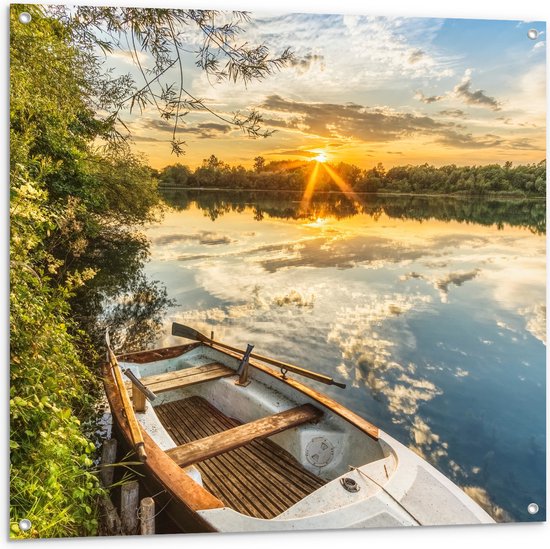 Tuinposter – Houten Vissersboot op het Water tijdens Zonsondergang - 100x100 cm Foto op Tuinposter (wanddecoratie voor buiten en binnen)