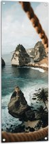 Tuinposter – Touw Langs Berg met Uizicht op de Zee - 40x120 cm Foto op Tuinposter (wanddecoratie voor buiten en binnen)