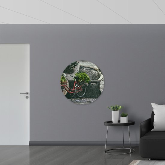 PVC Schuimplaat Muurcirkel - Rode Fiets versierd met Planten tegen Stenen Muur - 90x90 cm Foto op Muurcirkel (met ophangsysteem)