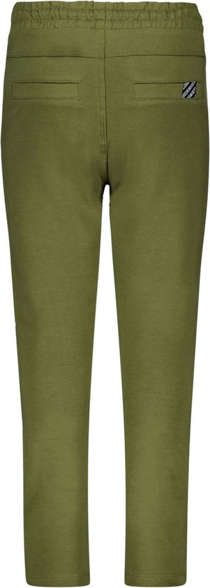 Achterkant van een groene joggingbroek met twee steekzakken en een label.