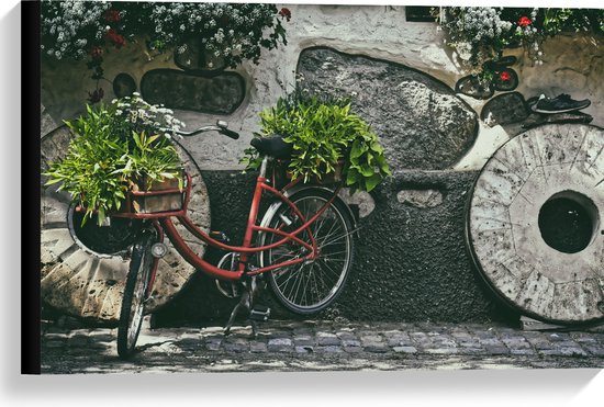 WallClassics - Canvas - Rode Fiets versierd met Planten tegen Stenen Muur - 60x40 cm Foto op Canvas Schilderij (Wanddecoratie op Canvas)