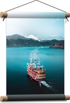 WallClassics - Textielposter - Groot Rood Schip met Chinese Details op het Water - 30x40 cm Foto op Textiel