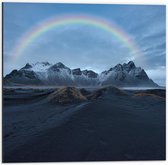 Dibond - Regenboog boven Berggebied - 50x50 cm Foto op Aluminium (Wanddecoratie van metaal)