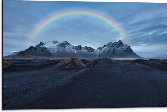 Dibond - Regenboog boven Berggebied - 75x50 cm Foto op Aluminium (Met Ophangsysteem)