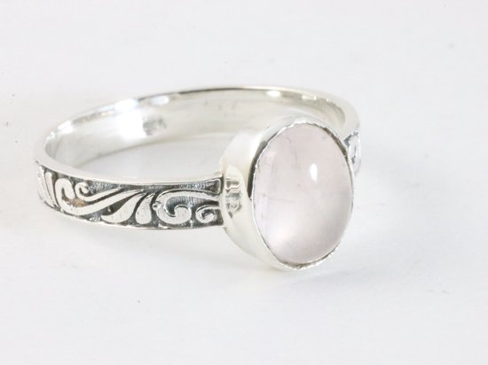 Fijne bewerkte zilveren ring met rozenkwarts - maat 17.5