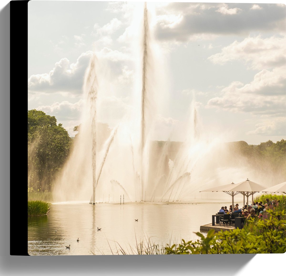 Canvas - Waterfontein in een Meer - 30x30 cm Foto op Canvas Schilderij (Wanddecoratie op C