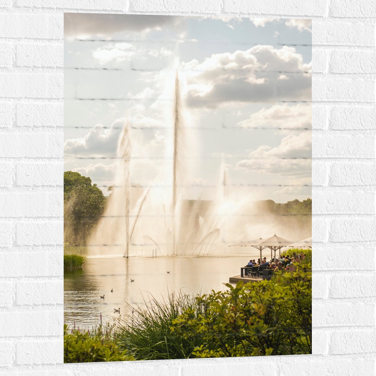 Muursticker - Waterfontein in een Meer - 60x90 cm Foto op Muursticker