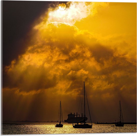 Acrylglas - Wolken met Zon boven Zeilschepen op de Zee - 50x50 cm Foto op Acrylglas (Met Ophangsysteem)