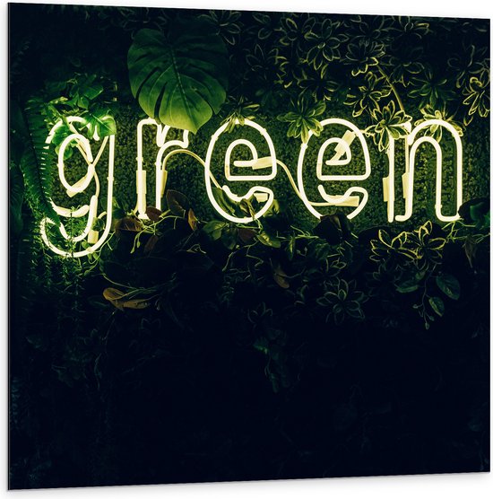 Dibond - ''GREEN'' Neon Letters tussen Struiken - 100x100 cm Foto op Aluminium (Wanddecoratie van metaal)