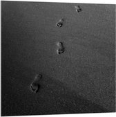 Acrylglas - Voetstappen op het Strand (Zwart- wit) - 100x100 cm Foto op Acrylglas (Met Ophangsysteem)