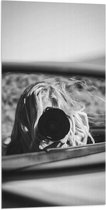 WallClassics - Vlag - Fotograaf in Autospiegel (zwart-wit) - 50x100 cm Foto op Polyester Vlag