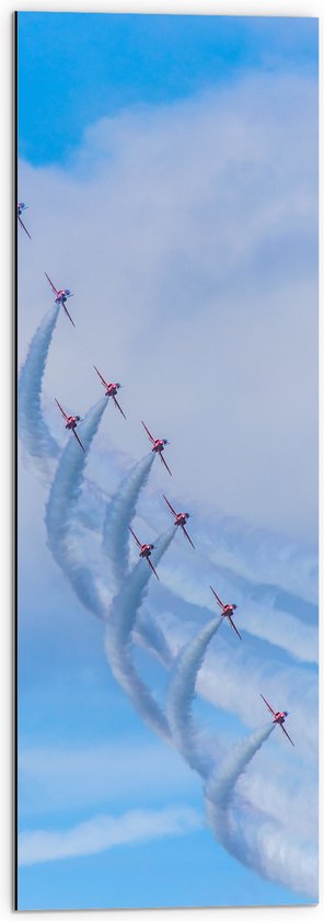 WallClassics - Dibond - Groepje Vliegtuigen tijdens Vliegtuigshow - 30x90 cm Foto op Aluminium (Met Ophangsysteem)