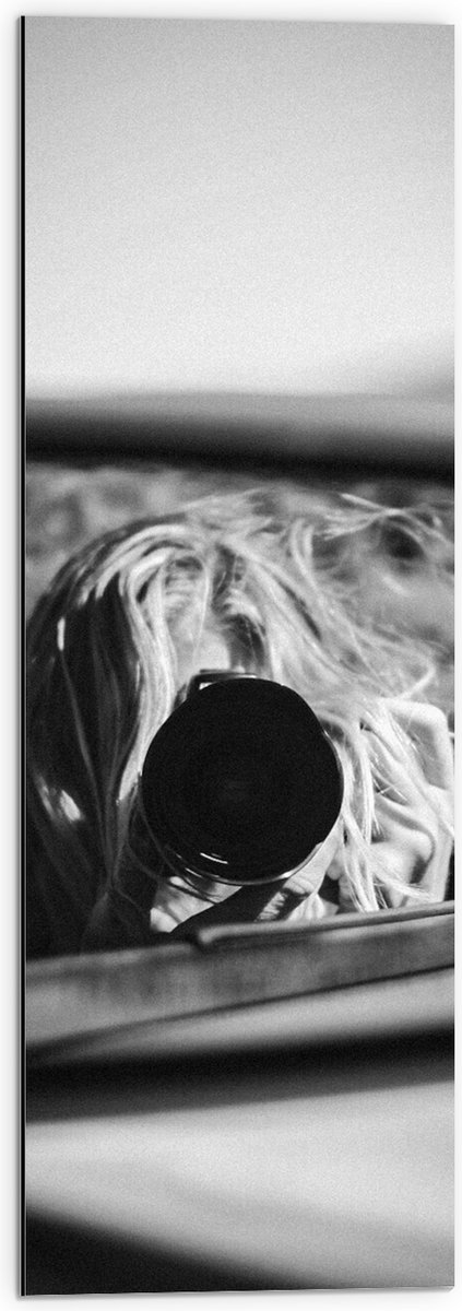 Dibond - Fotograaf in Autospiegel (zwart-wit) - 30x90 cm Foto op Aluminium (Wanddecoratie