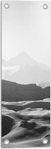 Tuinposter – Zwart-wit Foto van Bergen in de Sneeuw - 20x60 cm Foto op Tuinposter (wanddecoratie voor buiten en binnen)