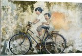 WallClassics - Dibond - Muurschildering van Twee Broertjes op een Fiets - 150x100 cm Foto op Aluminium (Met Ophangsysteem)