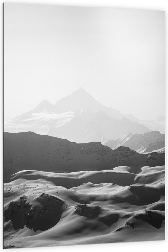Dibond - Zwart-wit Foto van Bergen in de Sneeuw - 100x150 cm Foto op Aluminium (Met Ophangsysteem)