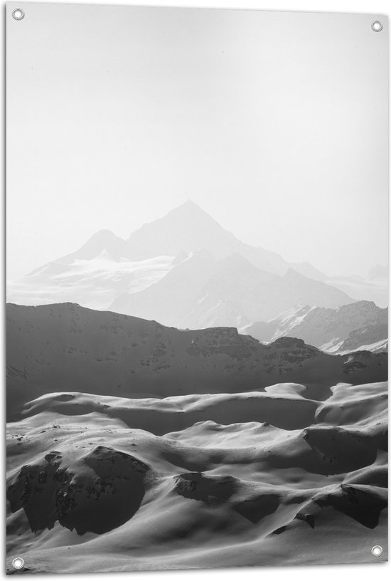 Tuinposter – Zwart-wit Foto van Bergen in de Sneeuw - 70x105 cm Foto op Tuinposter (wanddecoratie voor buiten en binnen)