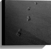 Canvas - Voetstappen op het Strand (Zwart- wit) - 30x30 cm Foto op Canvas Schilderij (Wanddecoratie op Canvas)