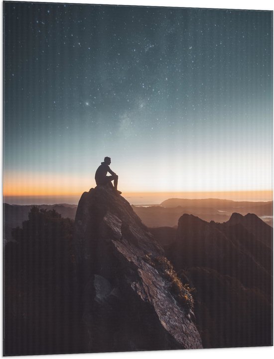 WallClassics - Vlag - Man op Bergtop met Zonsondergang - 75x100 cm Foto op Polyester Vlag