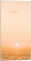 WallClassics - Tuinposter – Mistige Zonsondergang boven Zee - 50x100 cm Foto op Tuinposter (wanddecoratie voor buiten en binnen)