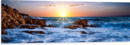WallClassics - Dibond - Felkleurige Zonsondergang achter Wilde Zee - 150x50 cm Foto op Aluminium (Met Ophangsysteem)