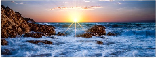 WallClassics - Poster (Mat) - Felkleurige Zonsondergang achter Wilde Zee - 60x20 cm Foto op Posterpapier met een Matte look