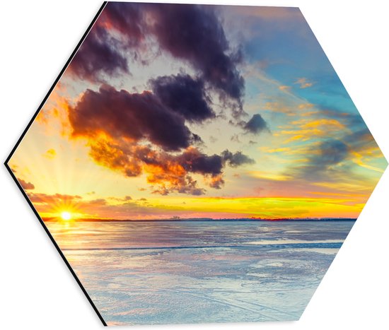 WallClassics - Dibond Hexagon - Zonnestralen door Meerkleurige Lucht boven het Water - 40x34.8 cm Foto op Hexagon (Met Ophangsysteem)