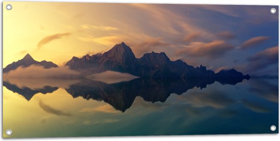 Tuinposter – Bergen weerspiegelen in de Zee - 100x50 cm Foto op Tuinposter (wanddecoratie voor buiten en binnen)