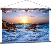 WallClassics - Textielposter - Felkleurige Zonsondergang achter Wilde Zee - 90x60 cm Foto op Textiel