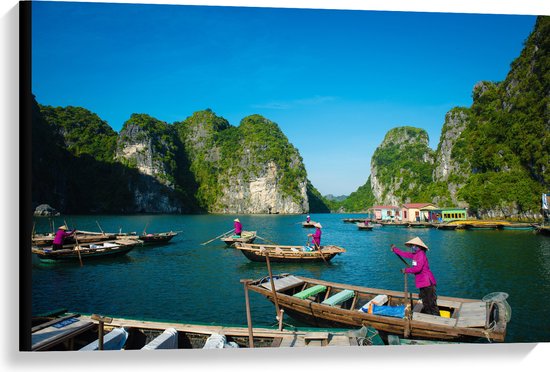 Canvas - Bootjes in de Baai - Vietnam - 90x60 cm Foto op Canvas Schilderij (Wanddecoratie op Canvas)