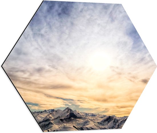 Dibond Hexagon – Bergen met Sneeuw onder Mooie Lucht – 60×52.2 cm Foto op Hexagon (Met Ophangsysteem)