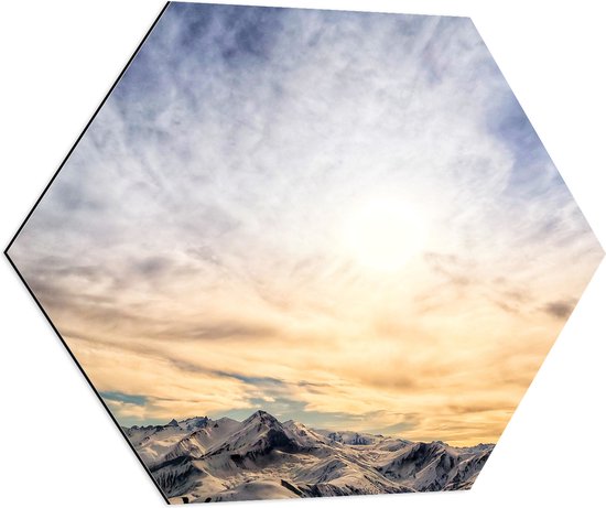 Dibond Hexagon - Bergen met Sneeuw onder Mooie Lucht - 80x69.6 cm Foto op Hexagon (Met Ophangsysteem)