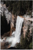 WallClassics - Poster (Mat) - Hoge Waterval in Landschap met Bomen - 50x75 cm Foto op Posterpapier met een Matte look