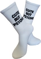 Verjaardags cadeau - Cute But Psycho Sokken - vrolijke sokken - witte sokken - tennis sokken - sport sokken - valentijns cadeau - sokken met tekst - grappige sokken - leuke dames en heren sokken - Socks waar je Happy van Wordt - Maat 37-44