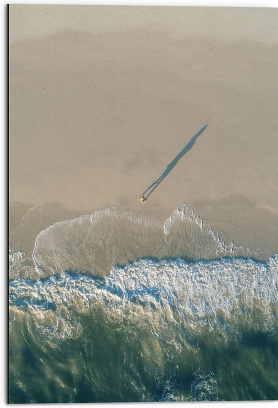 Dibond - Bovenaanzicht van Persoon op Verlaten Strand bij Oceaan - 50x75 cm Foto op Aluminium (Met Ophangsysteem)
