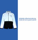 Volledig reflecterende jas van het C-line regenpak, met zwart accent op de onderkant, op blauwe achtergrond.