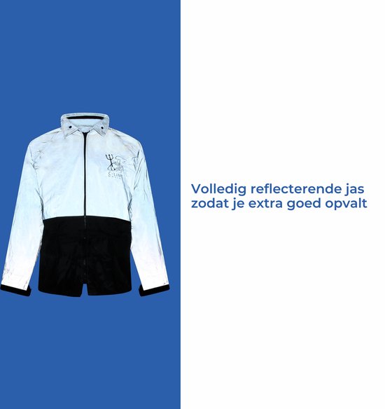 Volledig reflecterende jas van het C-line regenpak, met zwart accent op de onderkant, op blauwe achtergrond.
