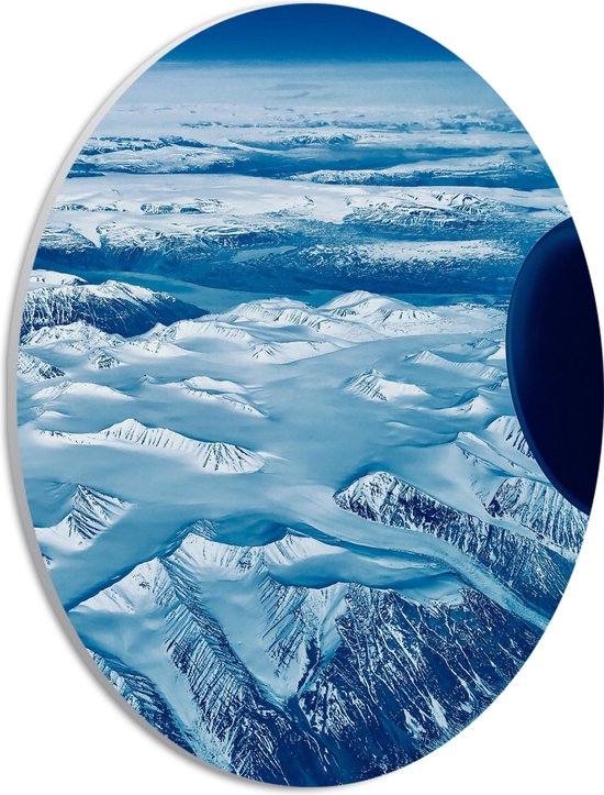 PVC Schuimplaat Ovaal - Uitzicht op Vliegtuigmotor boven Sneeuw Landschap - 21x28 cm Foto op Ovaal (Met Ophangsysteem)