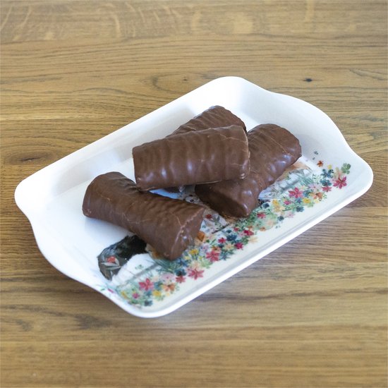 Wit dienblad met een decoratie van honden en bloemen, met daarop vier chocoladerepen.