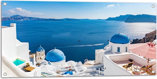 Tuinposter – Grieks Eiland aan het water met traditioneel blauwe daken - 100x50 cm Foto op Tuinposter (wanddecoratie voor buiten en binnen)