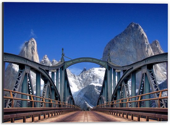 WallClassics - Dibond - Weg op Brug naar Witte Bergen - 40x30 cm Foto op Aluminium (Met Ophangsysteem)