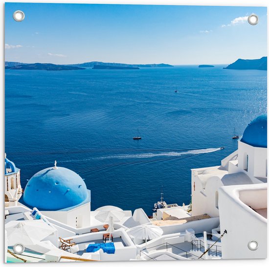 Tuinposter – Grieks Eiland aan het water met traditioneel blauwe daken - 50x50 cm Foto op Tuinposter (wanddecoratie voor buiten en binnen)